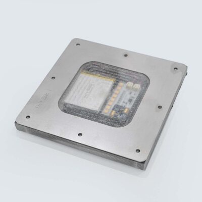 Unterseite des solarbetriebenen Lichtmoduls der Libre-Light Trockentoilette mit dunkler Oberfläche und flacher Bauform für effiziente Beleuchtung.