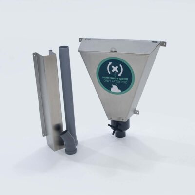 Edelstahl-Streuspender Spencer für Liloo Trockentoilette mit Trichterform, Deckel und Drehmechanismus zur Dosierung von Einstreu, zwei grauen Anschlussrohre, sowie Haltewinkel für Montage