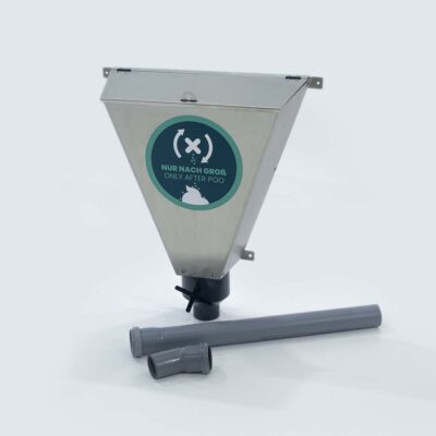 Edelstahl-Streuspender Spencer für Liloo Trockentoilette mit Trichterform, Deckel und Drehmechanismus zur Dosierung von Einstreu und zwei grauen Anschlussrohren.
