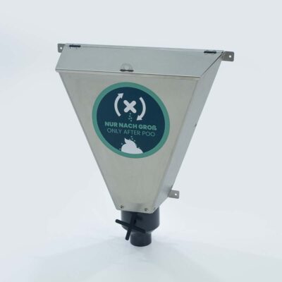 Edelstahl-Streuspender Spencer für Liloo Trockentoilette mit Trichterform, Deckel und Drehmechanismus zur Dosierung von Einstreu.