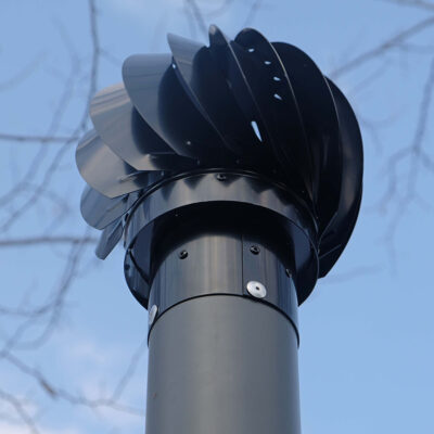 Detailaufnahme von schwarzem Lüftungsturm und rotierendem Ventilator aus Metall auf öffentlicher Trocken- und Trenntoilette Libre.