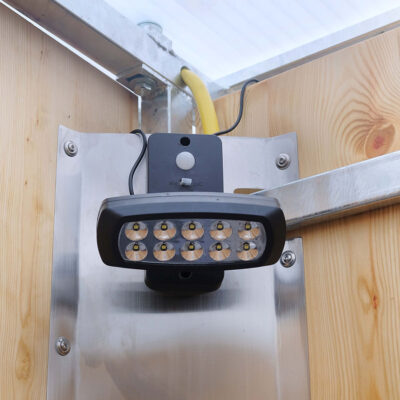 LED Licht in der öffentlichen Trocken- und Trenntoilette Libre.