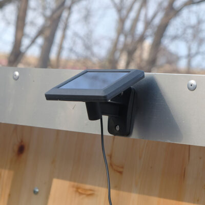 Solarpanel am Außendach als Lichtquelle der Libre, der öffentlichen Trocken- und Trenntoilette.