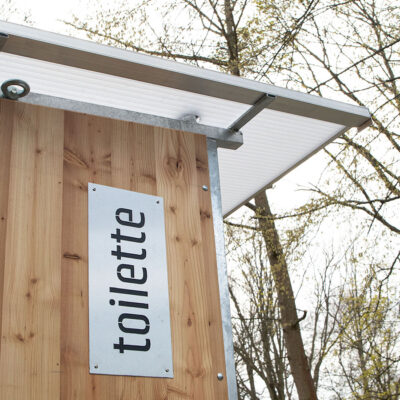 Das Toilettenschild an der Libre, der öffentlichen Trocken- und Trenntoilette.