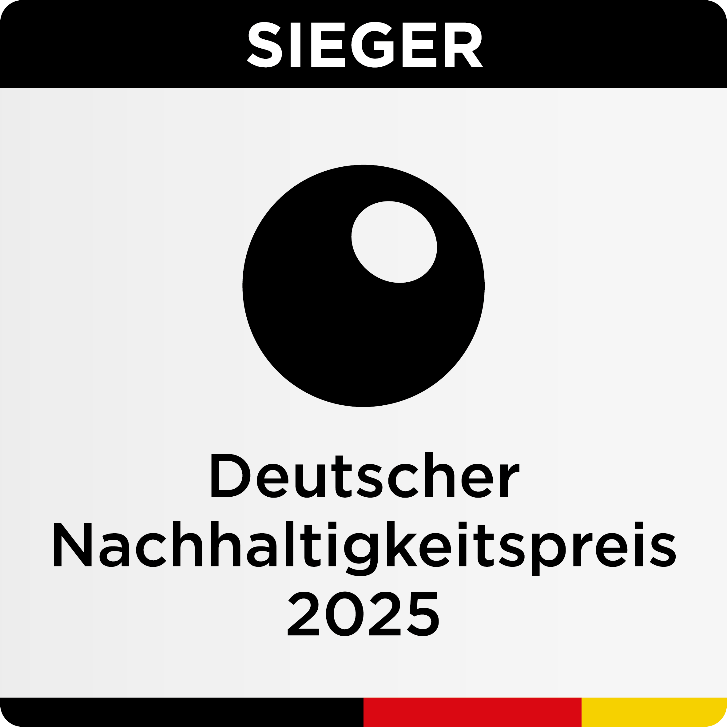 Siegel Deutscher Nachhaltigkeitspreis 2025, schwarz-weißes Design mit Kreis-Symbol und Deutschlandfarben am Rand
