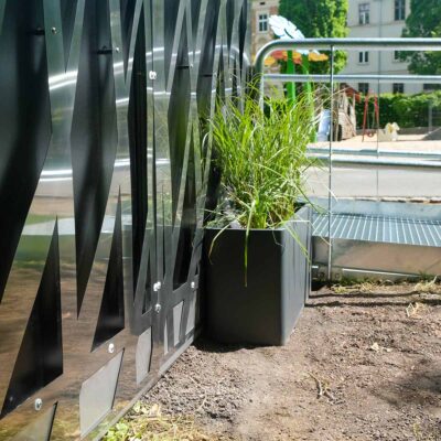Detailansicht der Pflanzwanne an der Libre-DIN-Kabine zur Abwasseraufbereitung des Handwaschwassers.