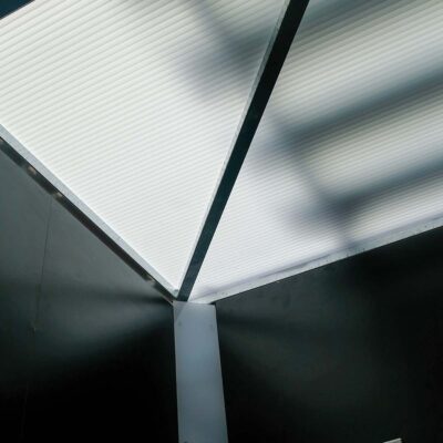 Detailansicht des lichtdurchlässigen Acryl-Dachs der Libre-DIN Kabine mit Metallrahmenkonstruktion.