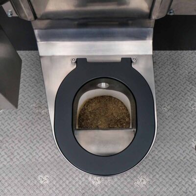 Draufsicht auf die Libre-DIN Trockentoilette mit schwarzem Sitzring und Peepot-Einsatz für Feststoffe.