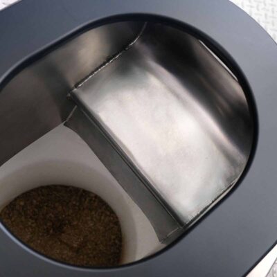 Detailansicht des Peepot Einsatzes in der Libre DIN Trockentoilette mit Edelstahl-Urinableitung.