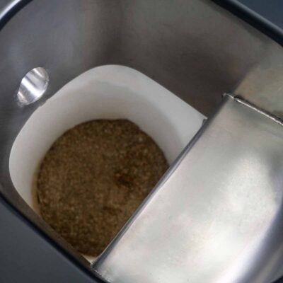 Peepot Einsatz in der Trockentoilette Libre DIN mit Sicht auf Füllmaterial und Edelstahltrennelement.
