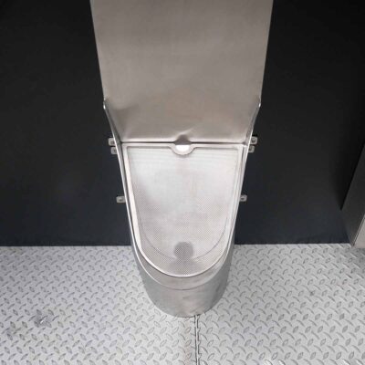 Unisexurinal aus Edelstahl mit Spritzschutz und Sieb auf Riffelblechboden in Humero Trockentoilette.
