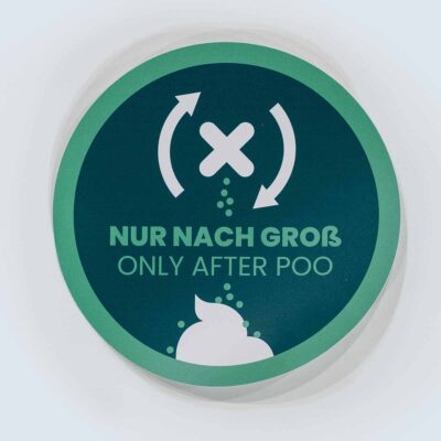 Runder Sticker mit Text „Nur nach Groß – / Only after poo“ und Symbol für Einstreu-Nutzung nach dem Toilettengang.