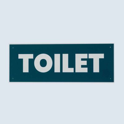 Rechteckiges Hinweisschild mit weißem Text „TOILET“ auf grünem Hintergrund.