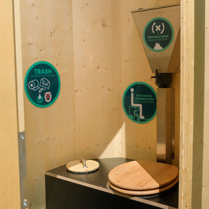 Trockentoilette / Toilette Humero und Toilettenanhänger Humero Rollin´ von Innen. Zu kaufen und mieten.