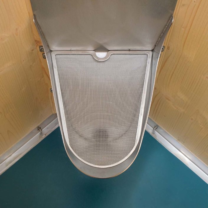 Unisexurinal mit Spritzgitter aus der Toilettenkabine Humero & Humero Rollin.
