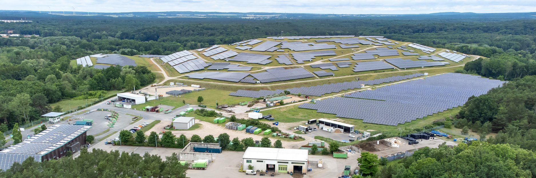 Bildung und Touren 1 Luftaufnahme des Geländes KWB Eberswalde mit Wertstoffhof BDG, Recyclinganlage Finizio und großflächigen Solarmodulen