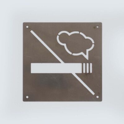 Quadratisches Metallschild mit Rauchverbot-Symbol.