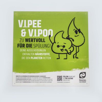 Altes Design: Quadratisches grünes Informationsschild mit Text „V.I.Pee & V.I.Poo zu wertvoll für die Spülung“ und Illustrationen zu Recycling und Nährstoffen.