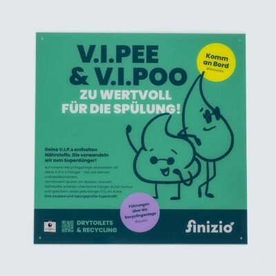 Neues Design: Quadratisches grünes Informationsschild mit Text „V.I.Pee & V.I.Poo zu wertvoll für die Spülung“ und Illustrationen zu Recycling und Nährstoffen.