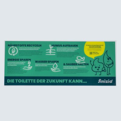 Neues Design: Rechteckiges grünes Informationsschild mit Text „Die Toilette der Zukunft kann…“ und Icons zu Recycling, Humusaufbau, Energie- und Wassersparen sowie sauber halten.