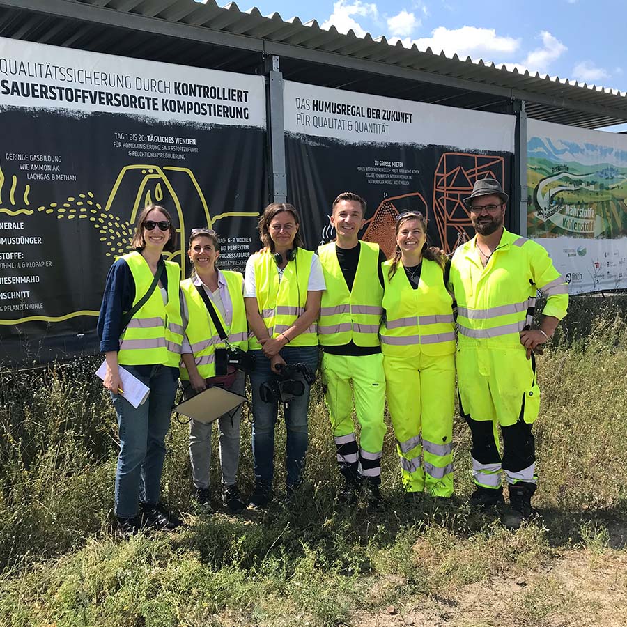 dreharbeiten-zdf-purplus-recyclinganlage-finizio Personen in Arbeitskleidung auf der Recyclinganlage Eberswalde bei Dreharbeiten für ZDF PurPlus mit Finizio.