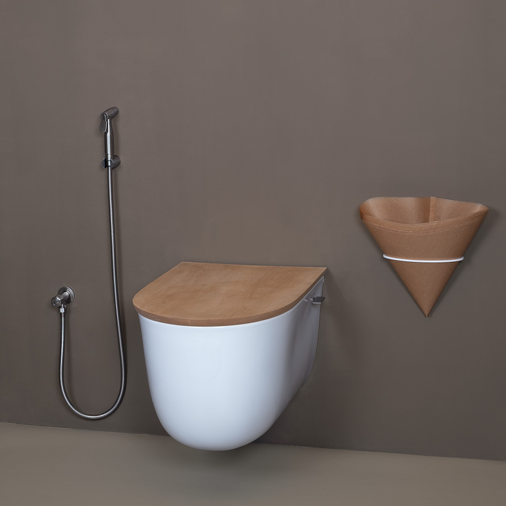 Rohrposttoilette Floop aus Keramik mit Holzdeckel und eingesetztem Papiertrichter für Indoor-Nutzung