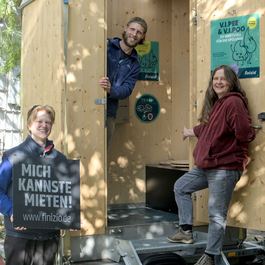 Drei Personen von Vitopia Magdeburg vor und in Humero Rollin´ mit geöffneter Tür.