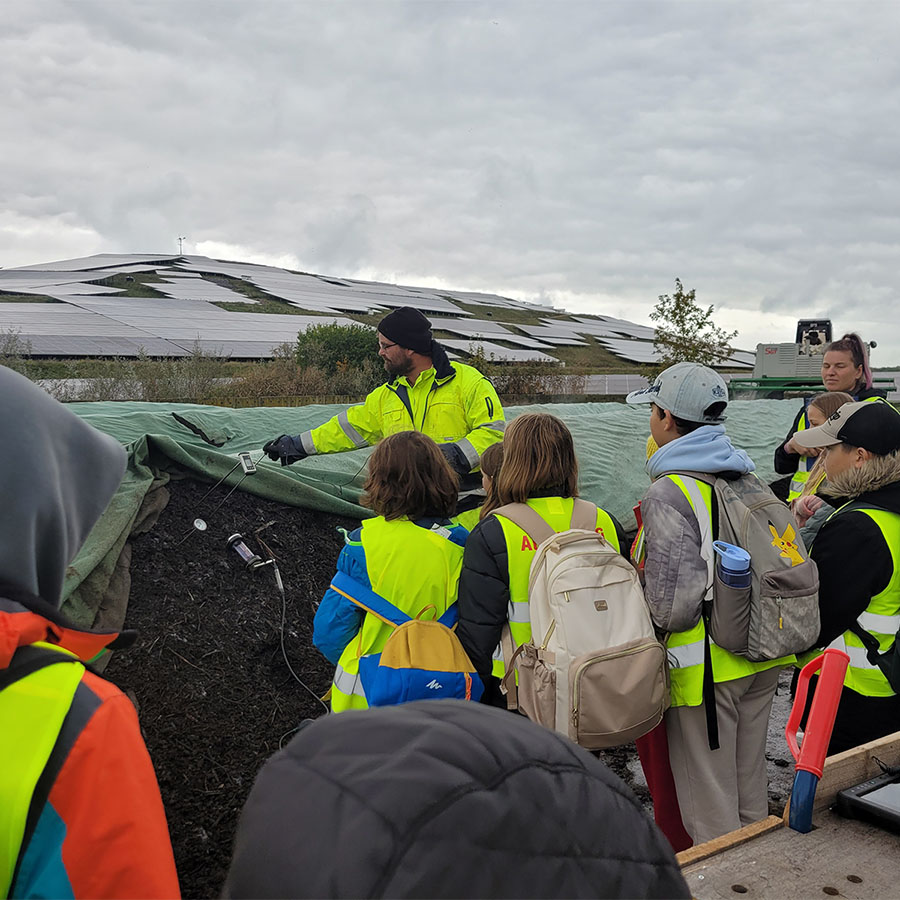 Führung über die erste Recyclinganlage zur Herstellung von Humusdünger aus Inhalten von Trockentoiletten.