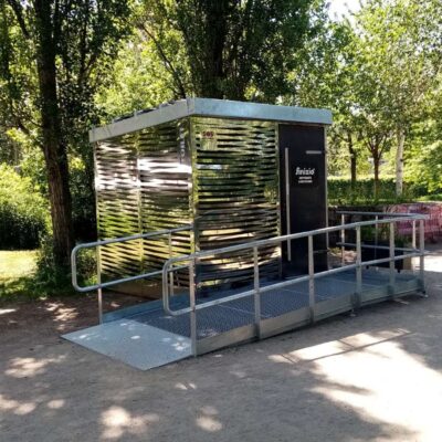 Öffentliche Trockentoilette im Lene-Voigt-Park in Leipzig im Profil